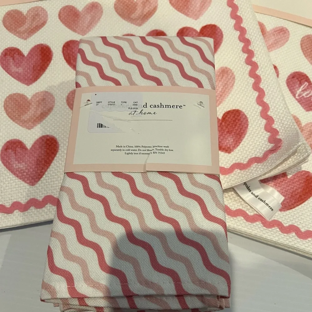 ❤️❤️Super Cute Cupcakes and Cashmere Hearts Placemats (8) and Napkins (8)- NWT - Picture 3 of 4